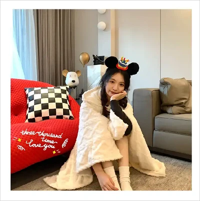 Jacquard Plush Shoulder Blanket